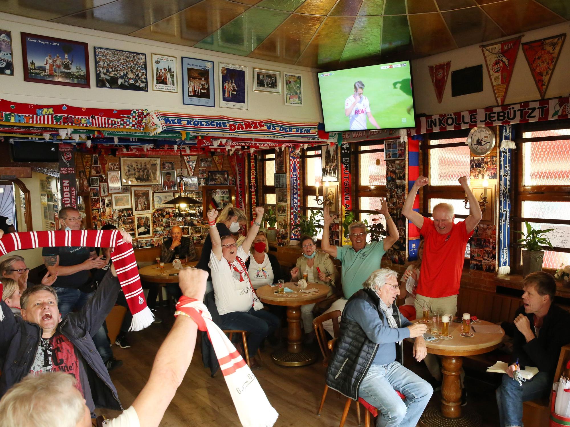 Fußball-Fans verfolgen ein FC-Spiel im „Thiebolds Eck“.