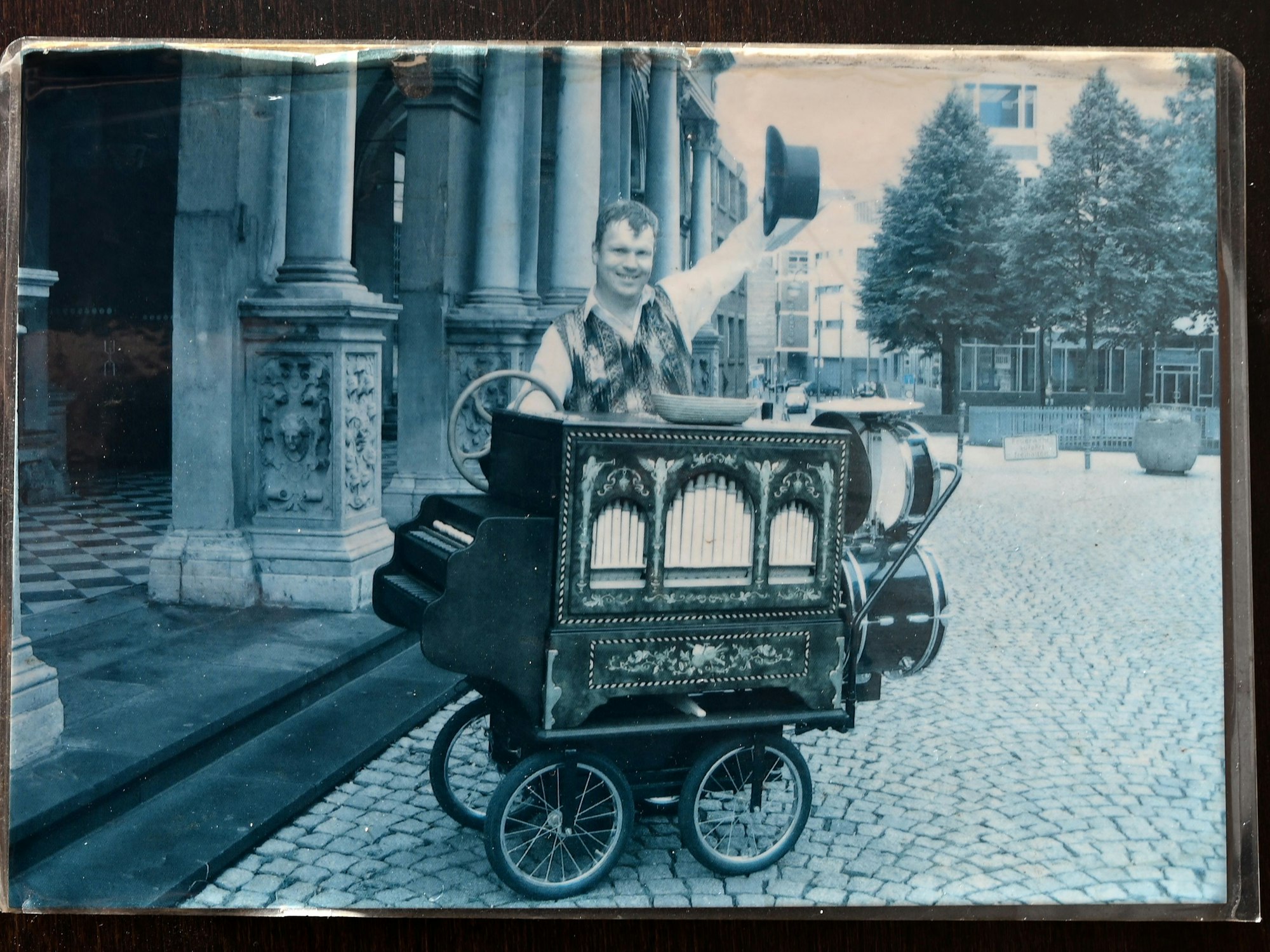 Der fröhliche Leierkastenmann Werner Wittpoth spielt seit 40 Jahren auf der Schildergasse.