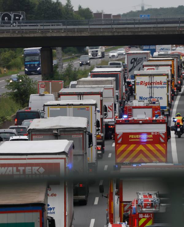 Das Symbolfoto zeigt einen Stau auf der A1.
