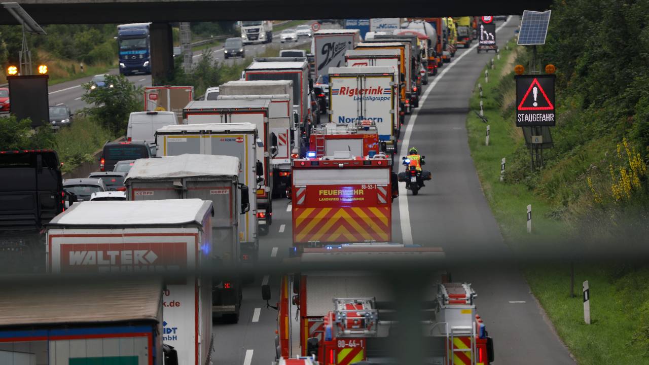 Das Symbolfoto zeigt einen Stau auf der A1.