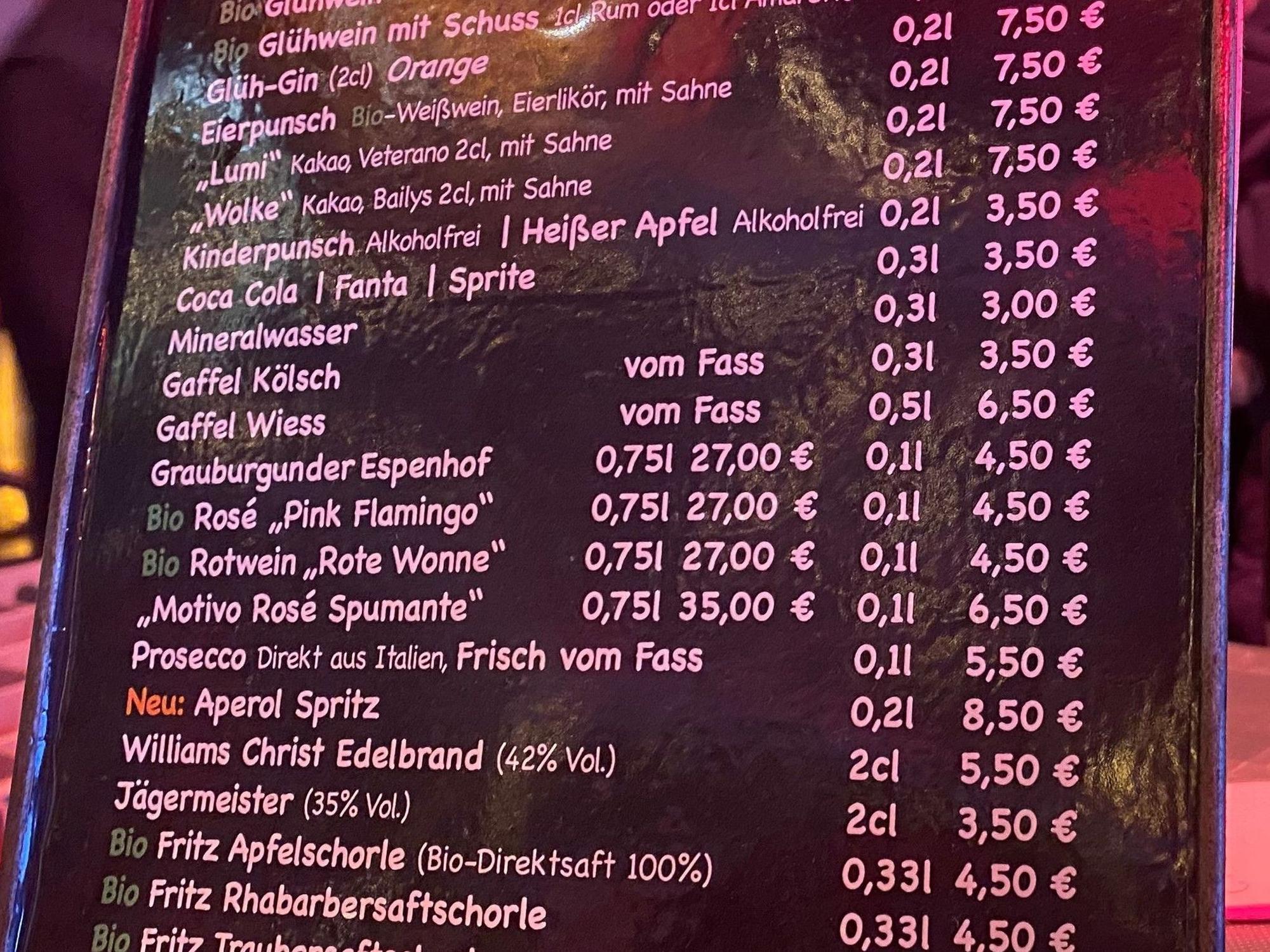Preistafel mit Getränkepreisen auf dem Weihnachtsmarkt am Kölner Neumarkt.