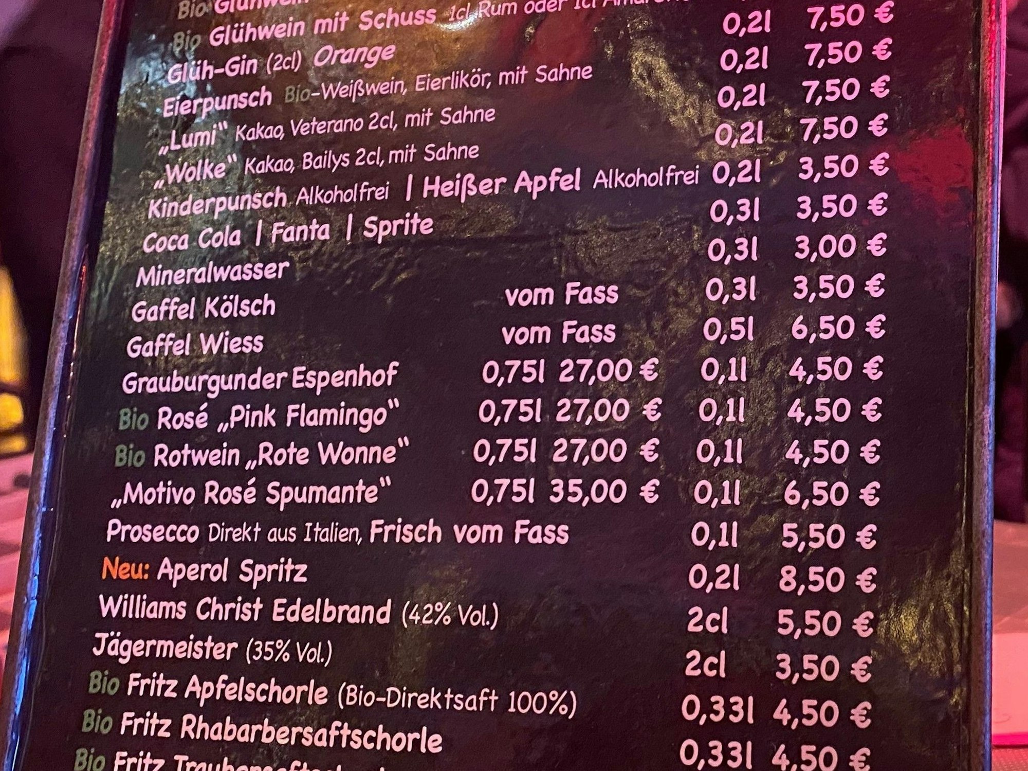 Preistafel mit Getränkepreisen auf dem Weihnachtsmarkt am Kölner Neumarkt.
