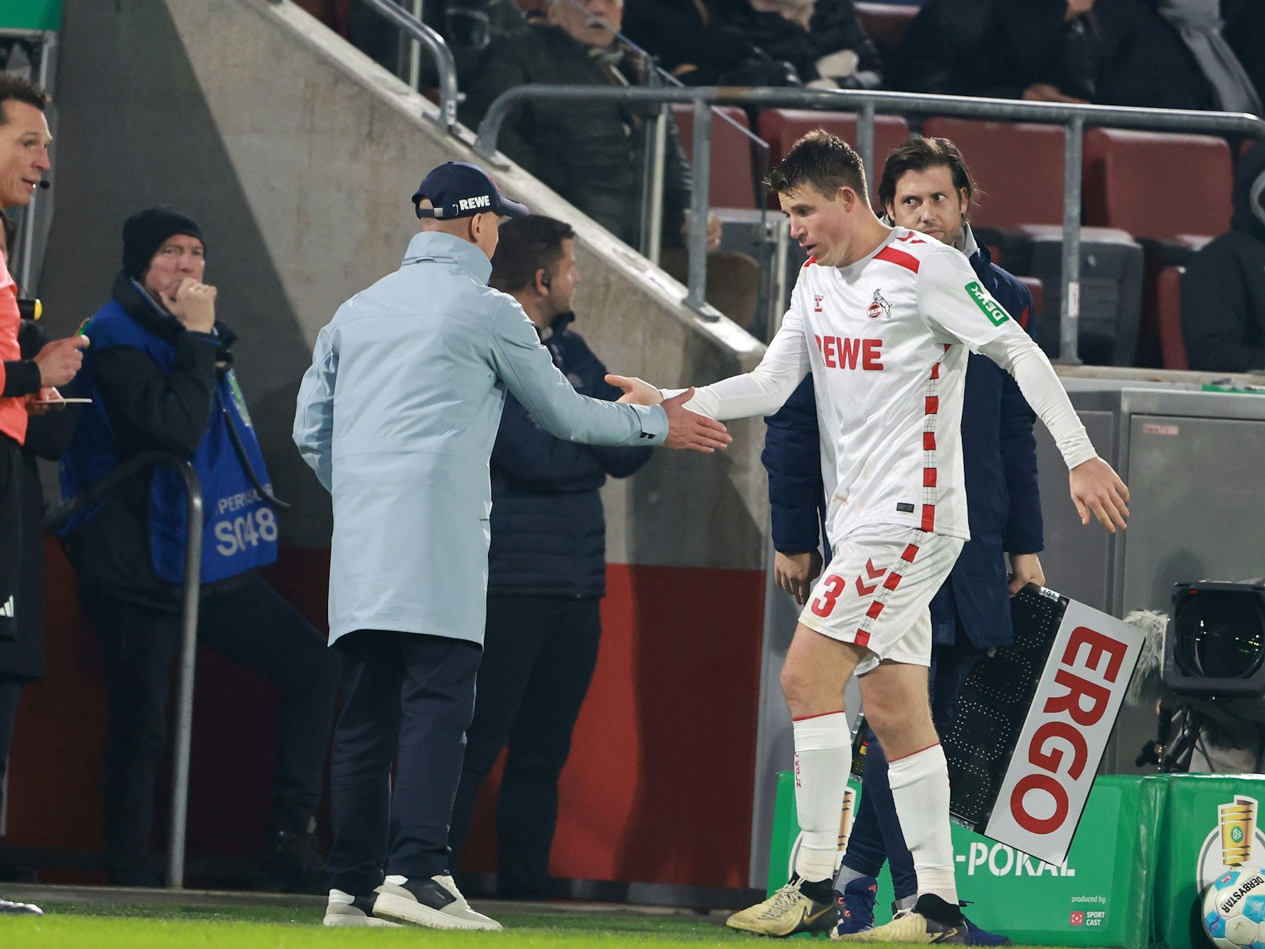 Gerhard Struber klatscht mit Dominique Heintz bei der Auswechslung ab.