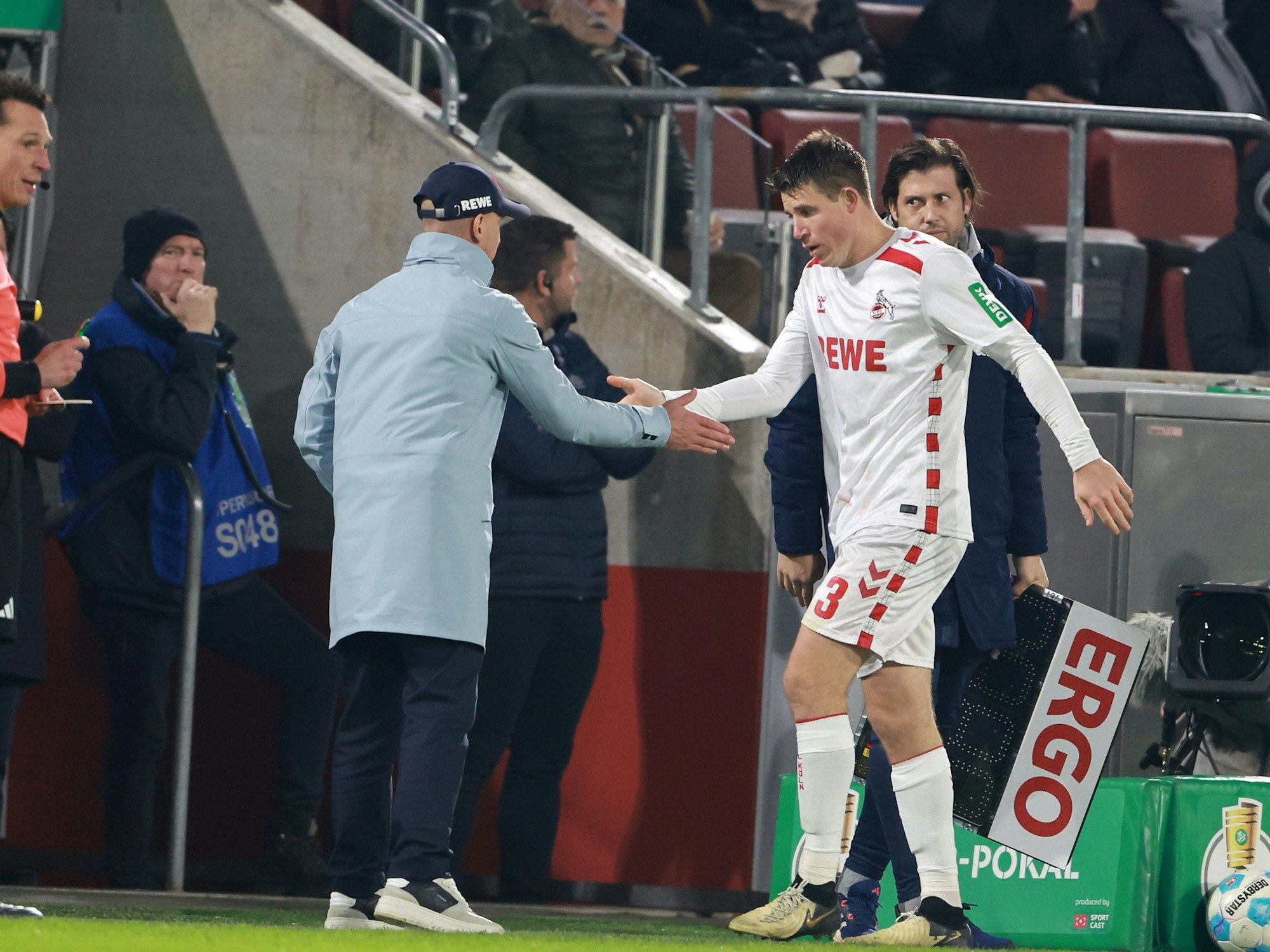 Gerhard Struber klatscht mit Dominique Heintz bei der Auswechslung ab.