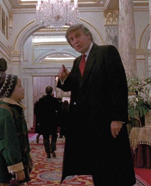 Eine Szene aus dem Film „Kevin - Allein in New York“ mit Macaulay Culkin und Donald Trump im Plaza-Hotel, New York.