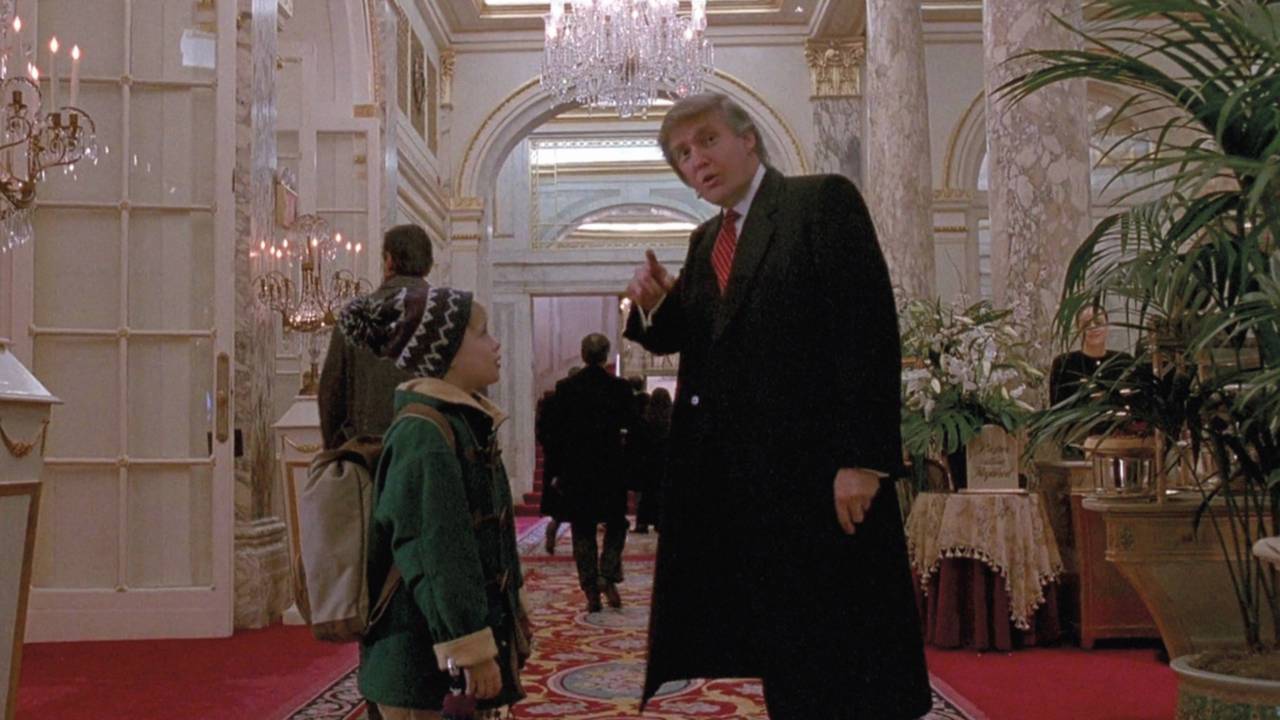 Eine Szene aus dem Film „Kevin - Allein in New York“ mit Macaulay Culkin und Donald Trump im Plaza-Hotel, New York.