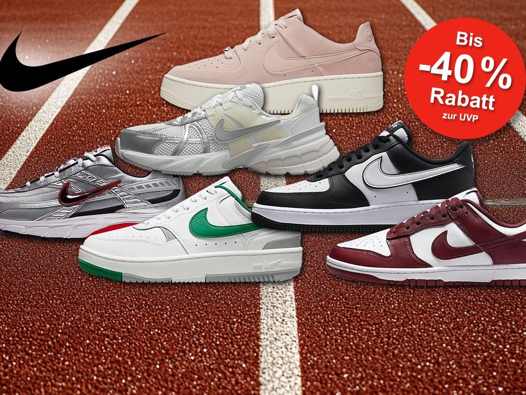 Nike Sneaker wie Air Force 1 oder Dunk Low vor einer Laufbahn auf dem Sportplatz.