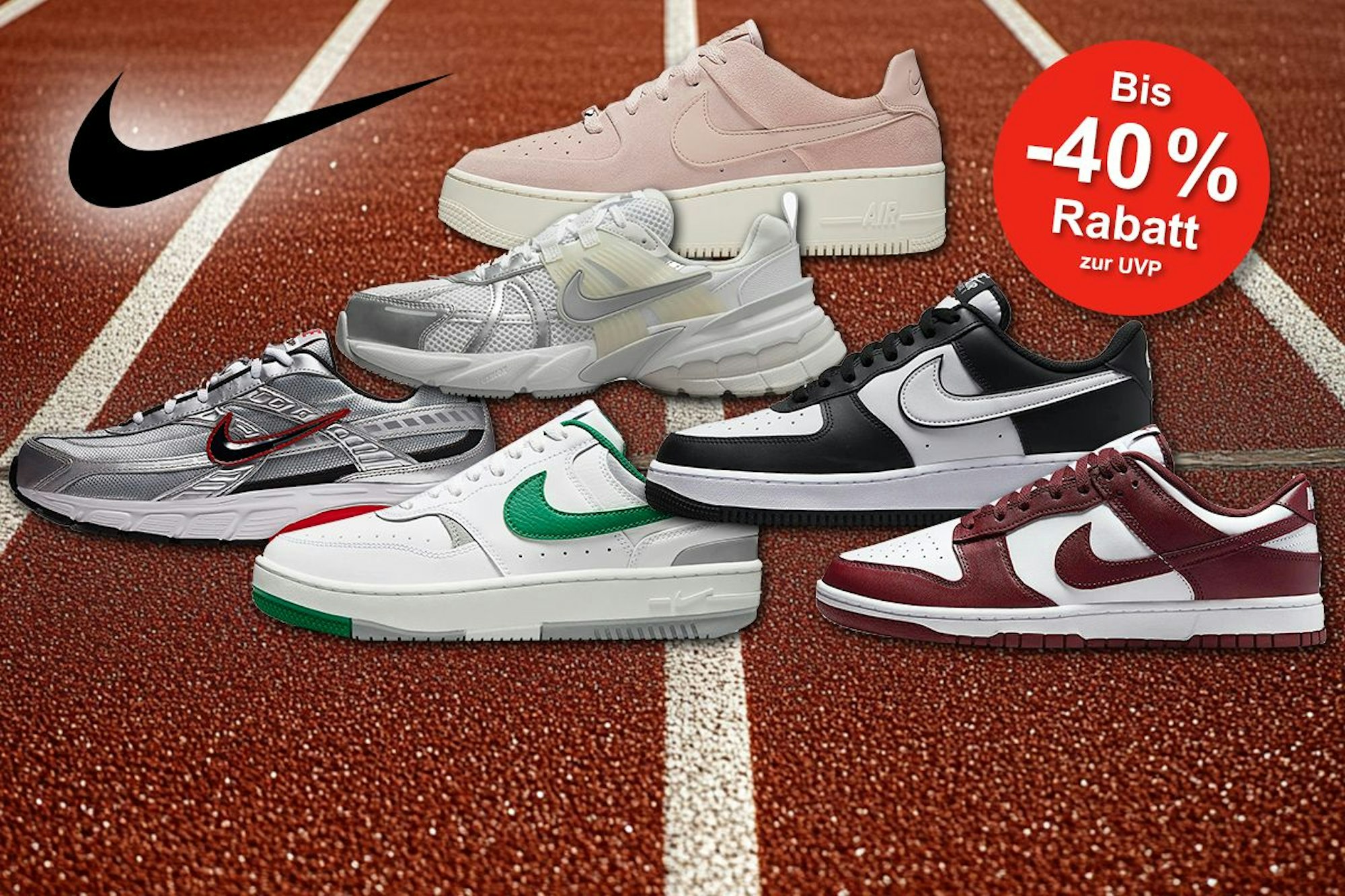 Nike Sneaker wie Air Force 1 oder Dunk Low vor einer Laufbahn auf dem Sportplatz.