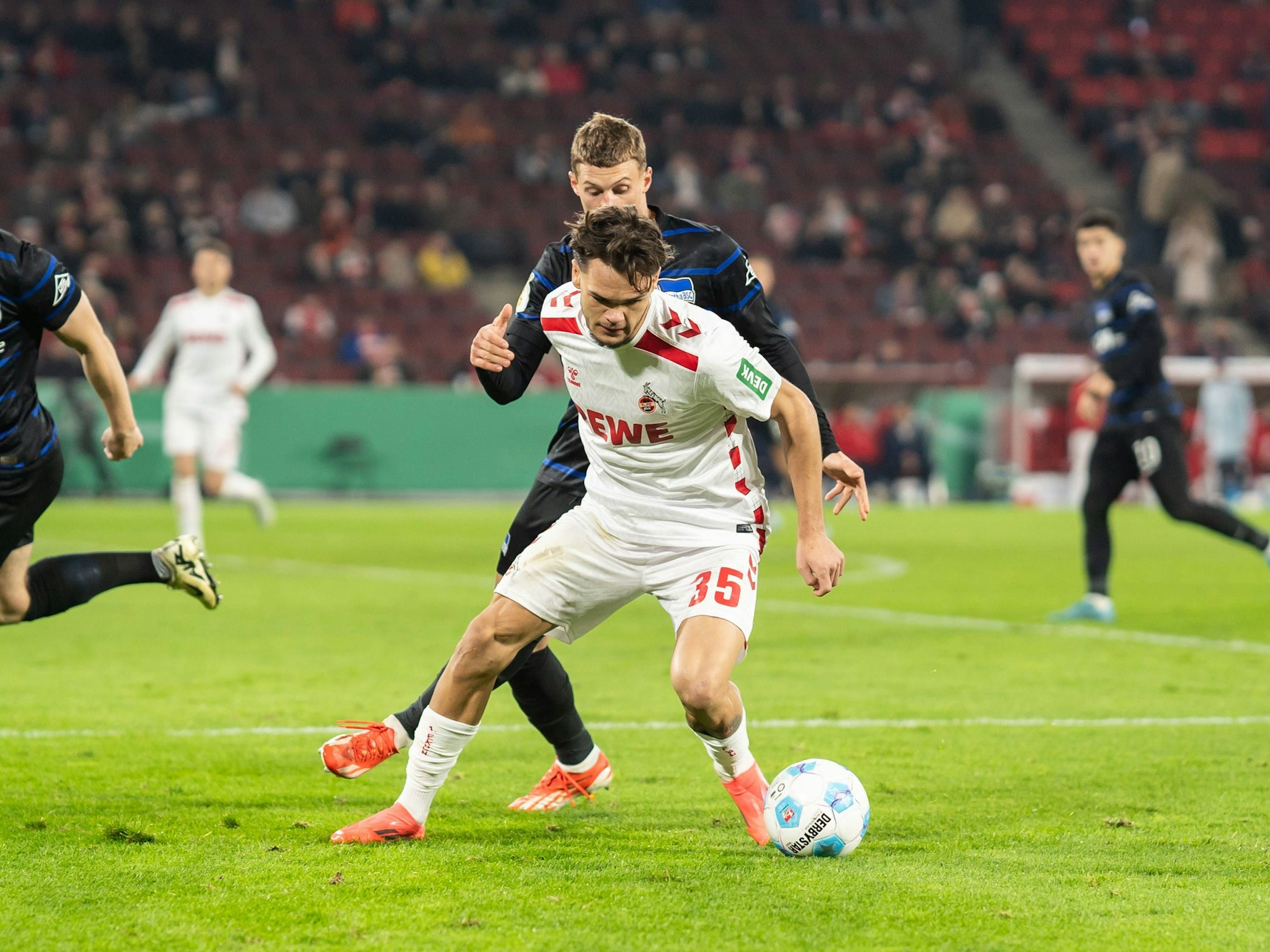 Zweikampf zwischen Max Finkgräfe (1. FC Köln) und Michael Cuisance (Hertha BSC).