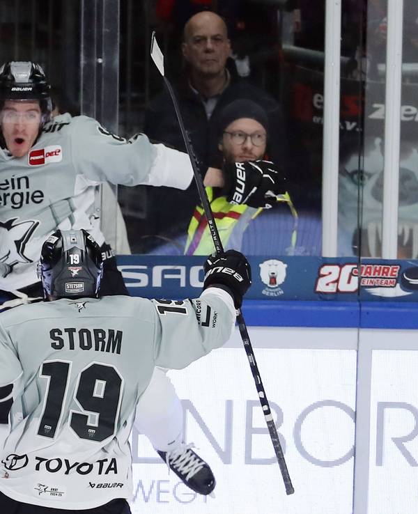 Haie-Matchwinner Gregor MacLeod feiert seinen Treffer zum zwischenzeitlichen 2:1 gegen die Eisbären Berlin am Freitag (6. Dezember 2024).
