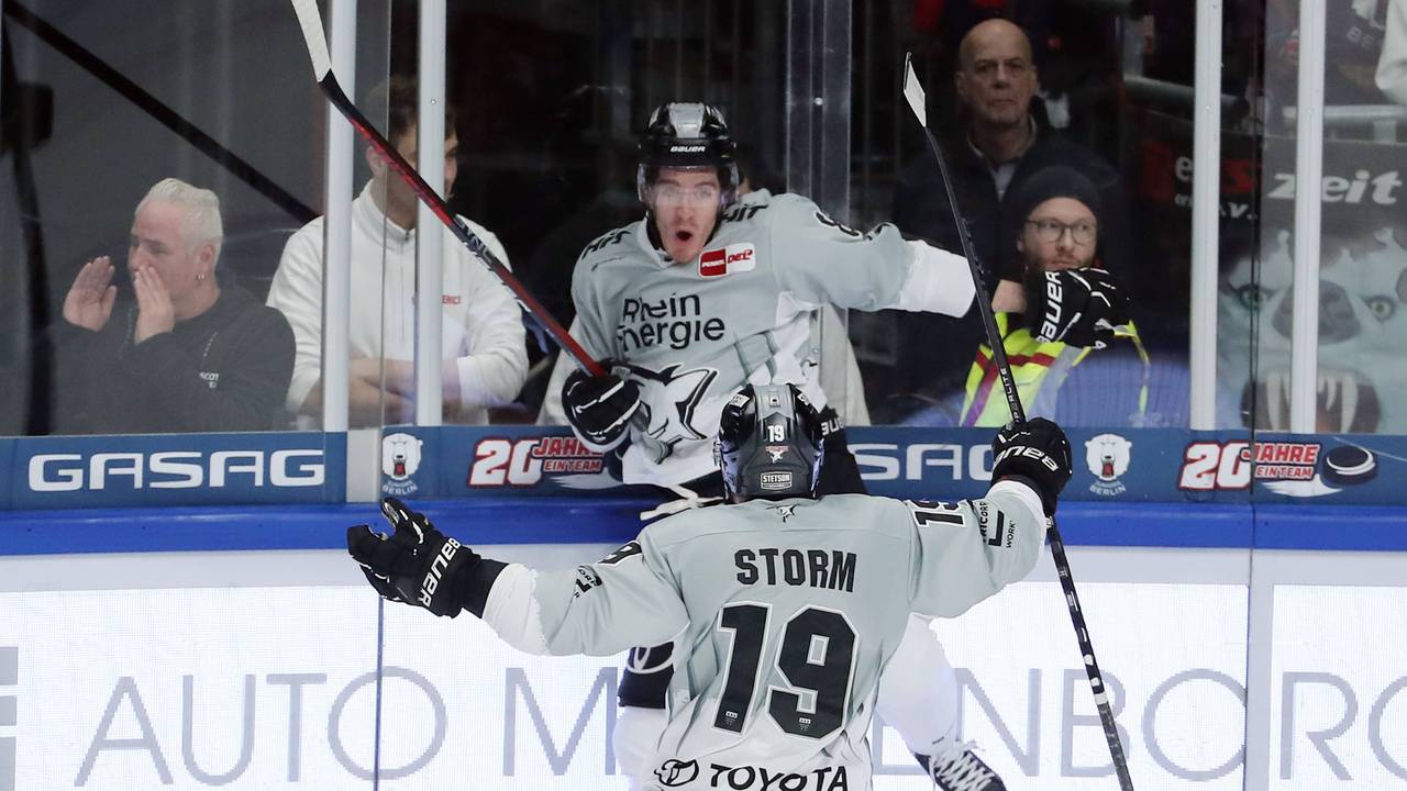 Haie-Matchwinner Gregor MacLeod feiert seinen Treffer zum zwischenzeitlichen 2:1 gegen die Eisbären Berlin am Freitag (6. Dezember 2024).