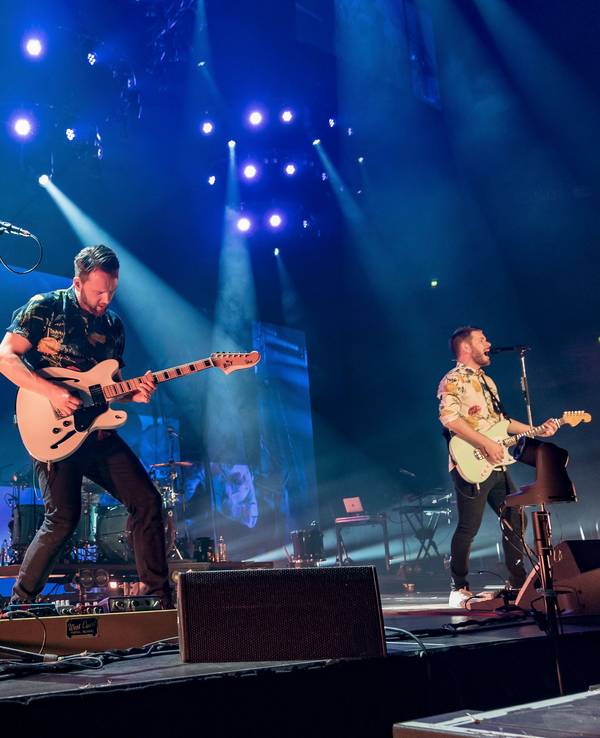 Revolverheld spielen bei einem Konzert in der Kölner Lanxess-Arena auf der Bühne.