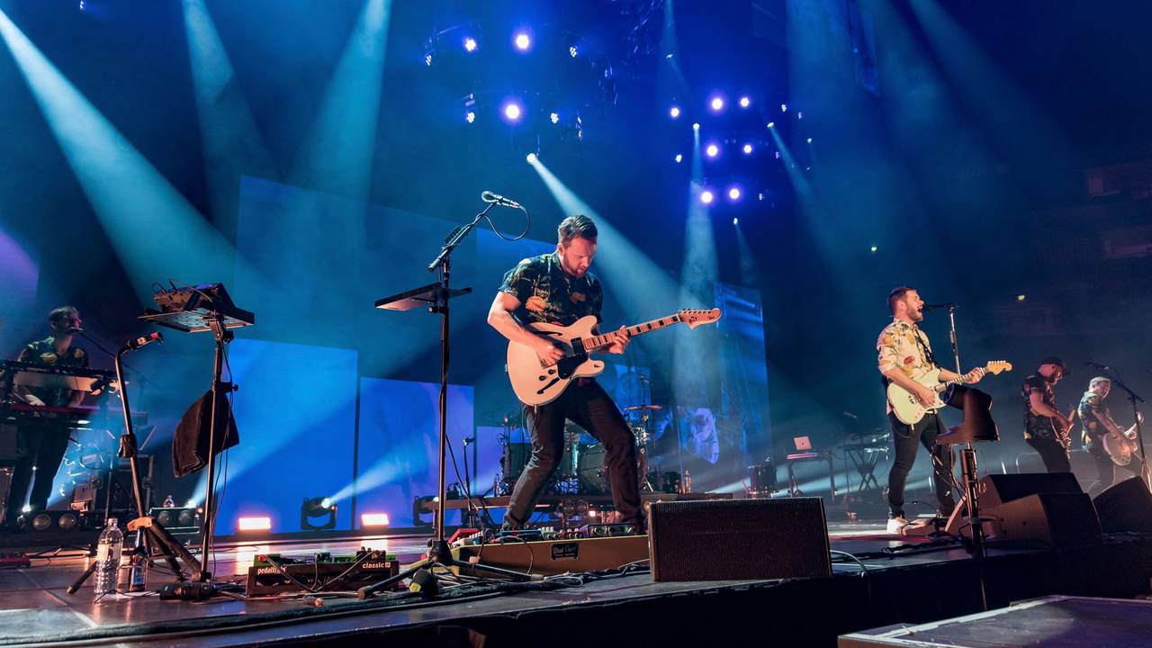 Revolverheld spielen bei einem Konzert in der Kölner Lanxess-Arena auf der Bühne.