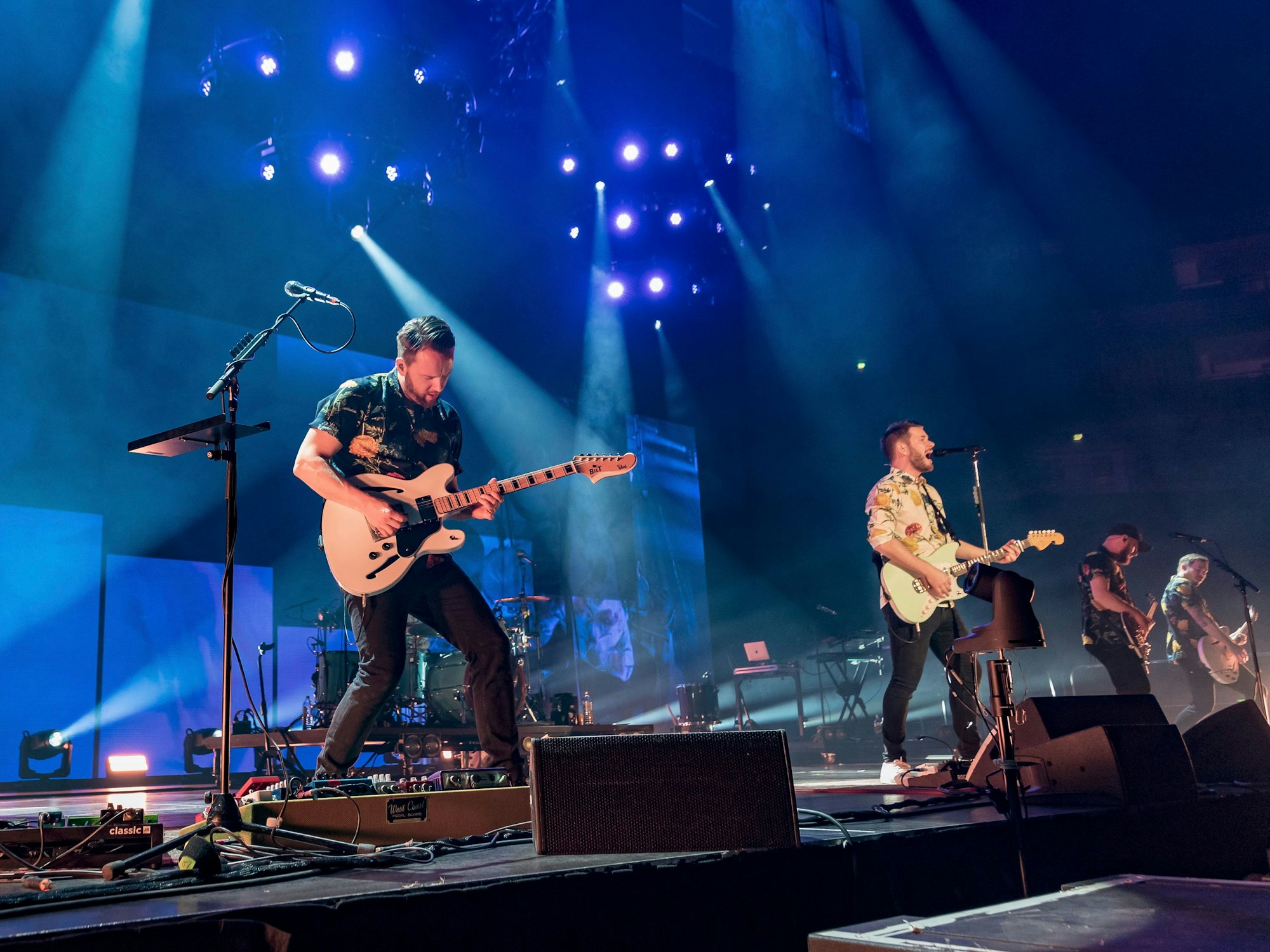Revolverheld spielen bei einem Konzert in der Kölner Lanxess-Arena auf der Bühne.