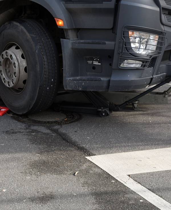 Ein Lkw steht an einer Unfallstelle.