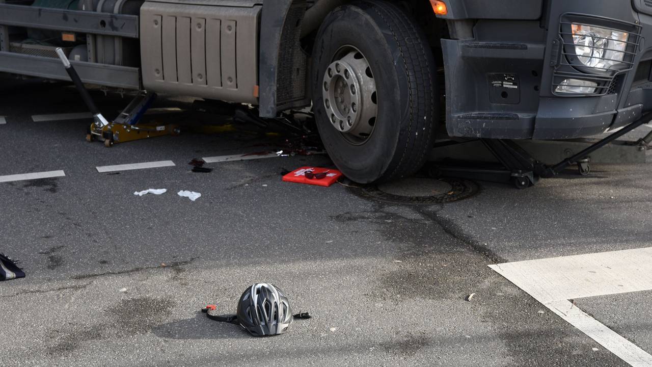 Ein Lkw steht an einer Unfallstelle.