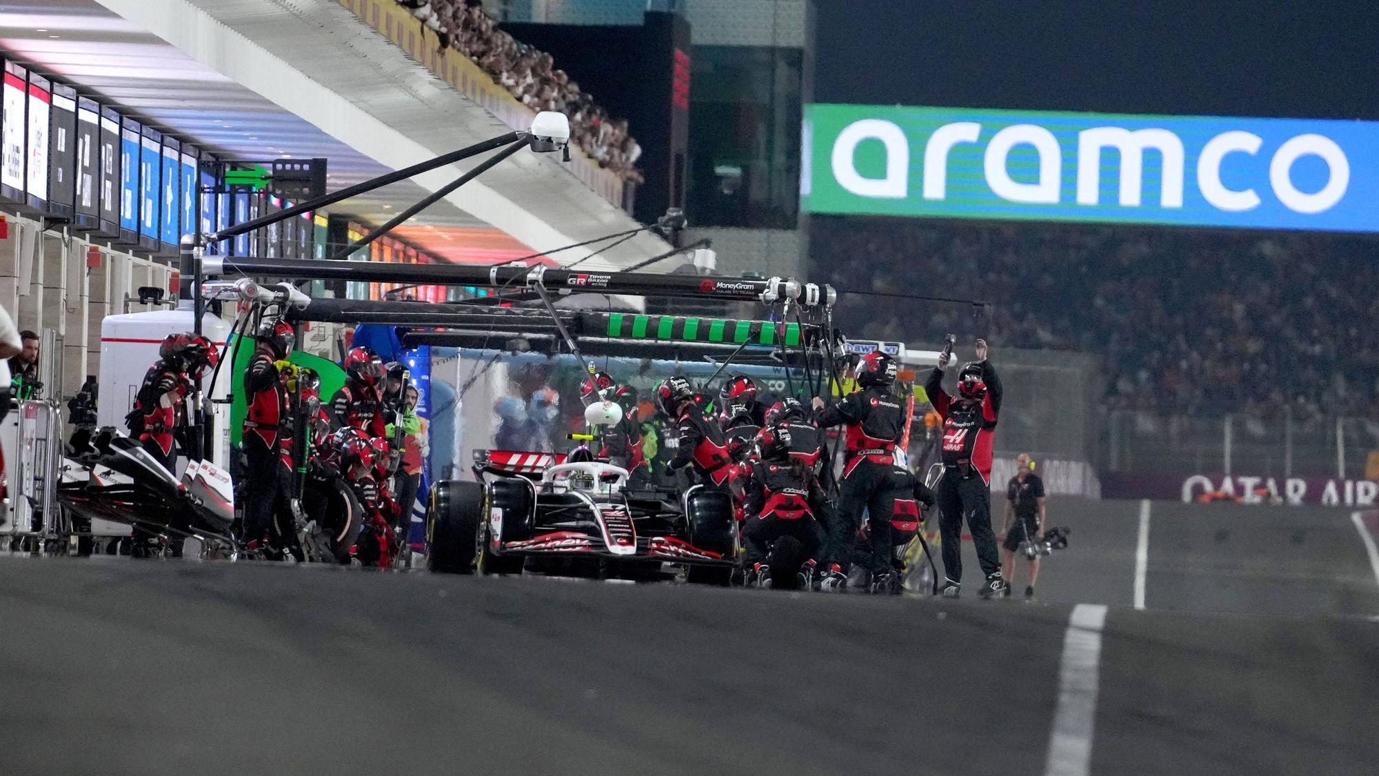 Nico Hülkenberg in der Formel 1 an der Box.