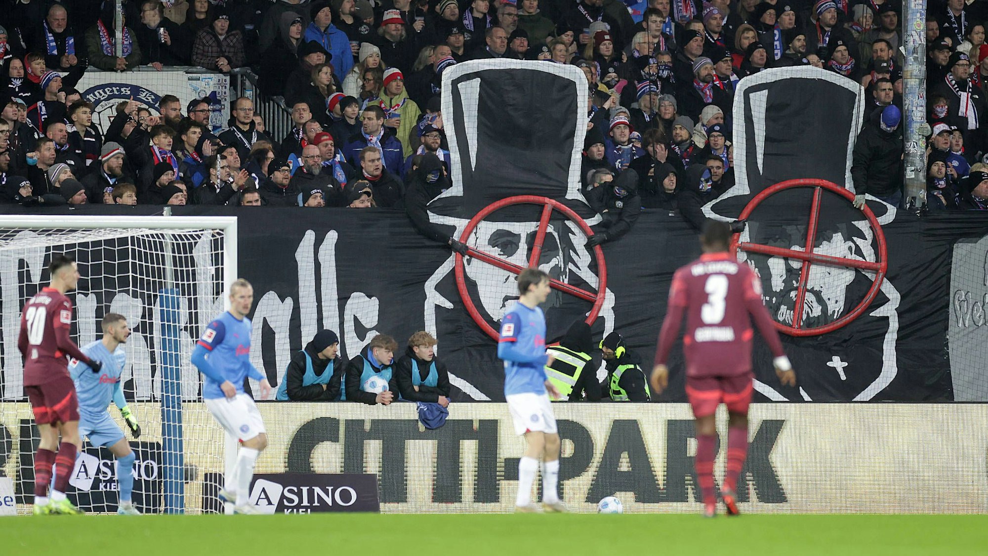Jürgen Klopp (r.) auf einem Plakat der Fans von Holstein Kiel im Fadenkreuz.