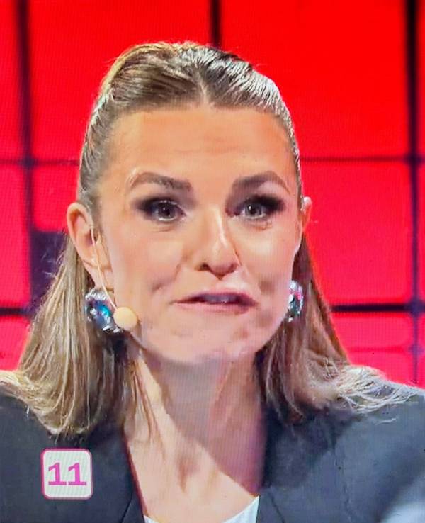 Sophia Thomalla (rechts) spielt in einem Team mit Laura Wontorra: Als sie eine üble Beleidigung durch das RTL-Studio von „Denn sie wissen nicht, was passiert” brüllt, zeigt sie sich selbst entsetzt.