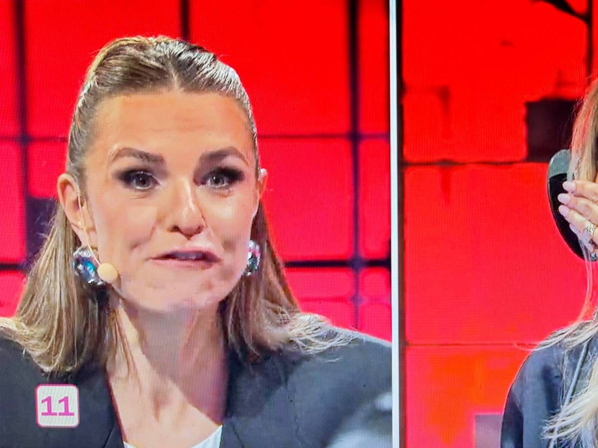 Sophia Thomalla (rechts) spielt in einem Team mit Laura Wontorra: Als sie eine üble Beleidigung durch das RTL-Studio von „Denn sie wissen nicht, was passiert” brüllt, zeigt sie sich selbst entsetzt.