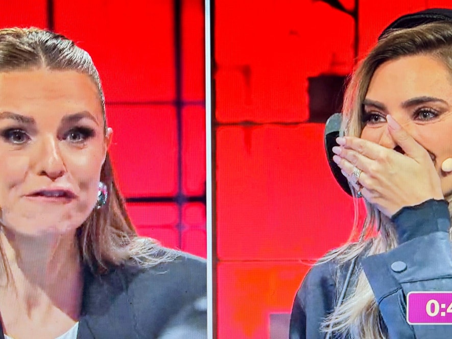 Sophia Thomalla (rechts) spielt in einem Team mit Laura Wontorra: Als sie eine üble Beleidigung durch das RTL-Studio von „Denn sie wissen nicht, was passiert” brüllt, zeigt sie sich selbst entsetzt.