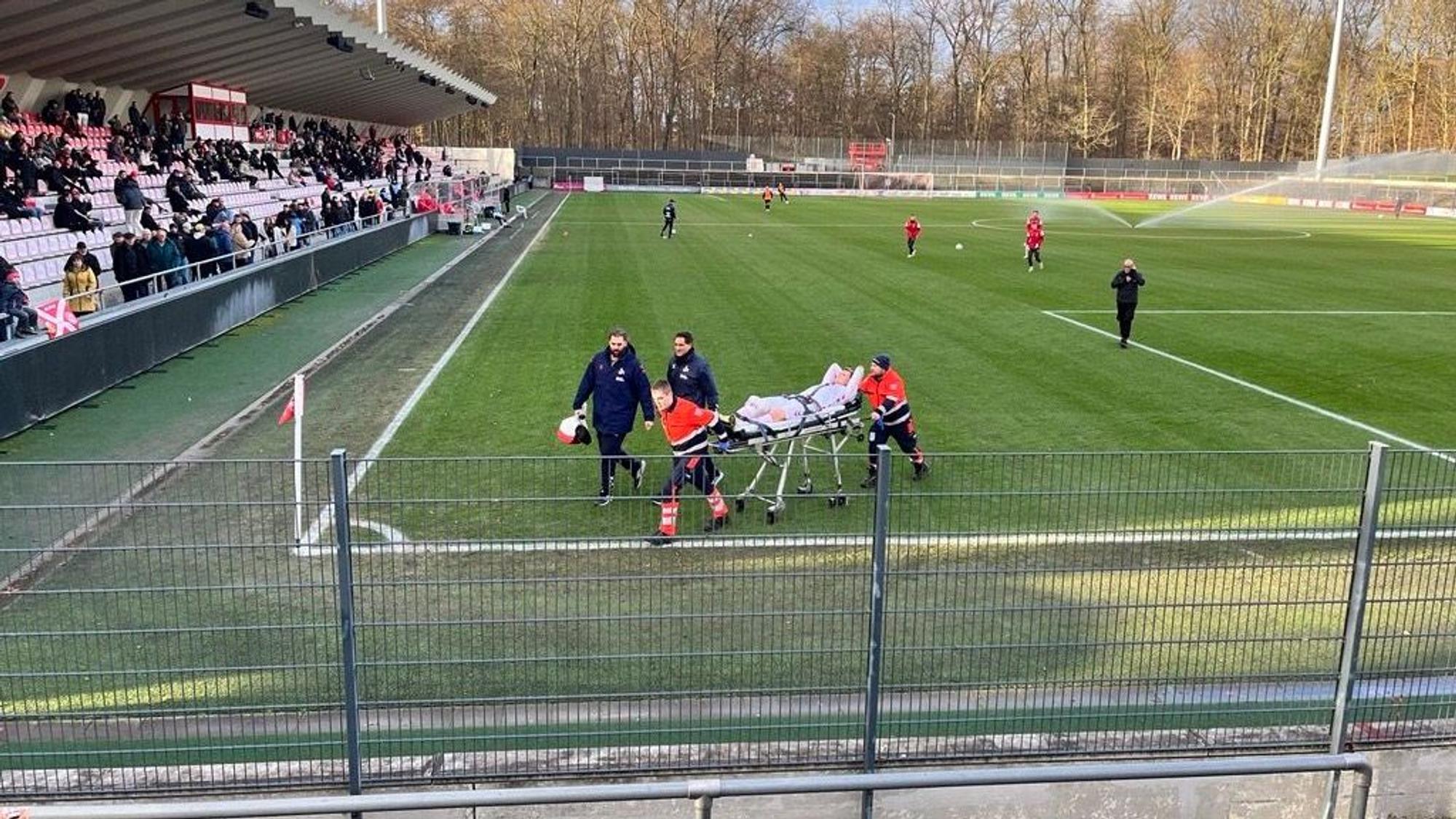 Luca Kilian wird in der Regionalliga West mit Knieverletzung vom Platz gebracht.