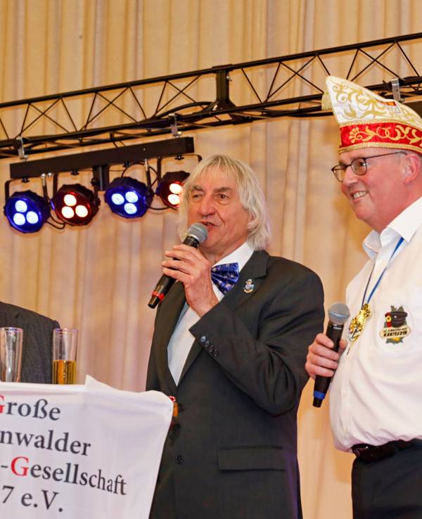 Der Sohn von Toni Geller, Wolfgang Geller, sprach mit Jens Singer (r.) und dem Präsidenten der Großen Dünnwalder Hans-Jo Fichna (l.) über seinen Vater.