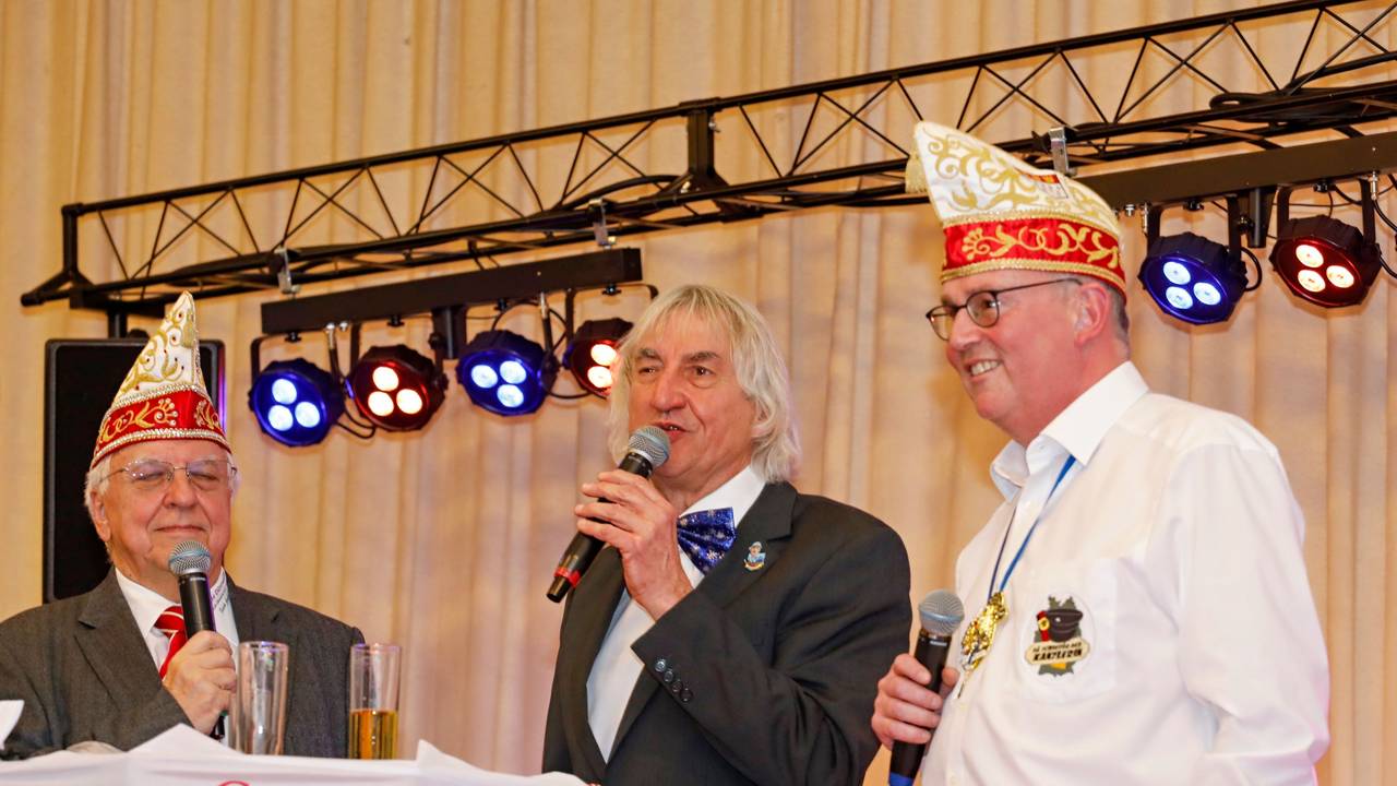 Der Sohn von Toni Geller, Wolfgang Geller, sprach mit Jens Singer (r.) und dem Präsidenten der Großen Dünnwalder Hans-Jo Fichna (l.) über seinen Vater.