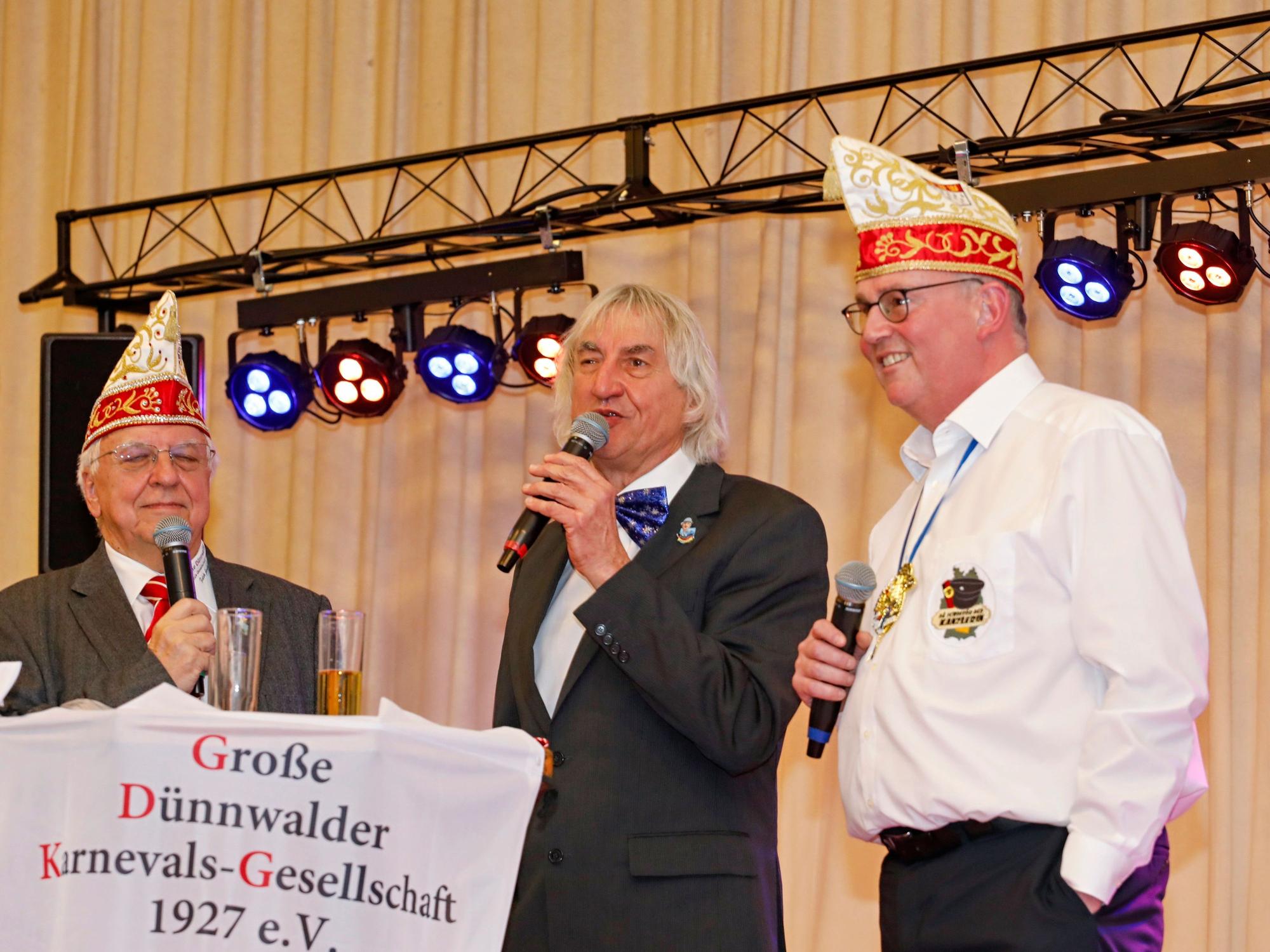 Der Sohn von Toni Geller, Wolfgang Geller, sprach mit Jens Singer (r.) und dem Präsidenten der Großen Dünnwalder Hans-Jo Fichna (l.) über seinen Vater.