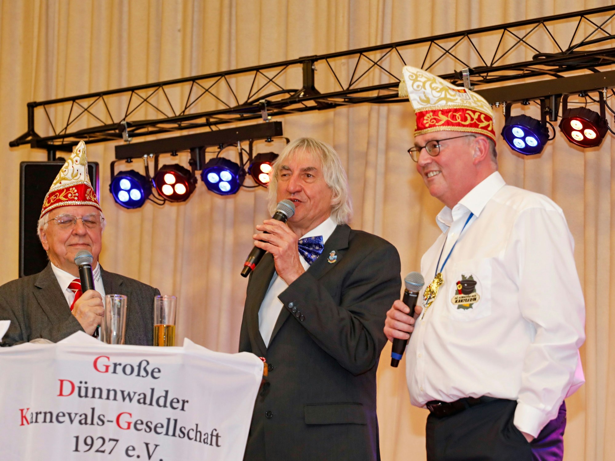 Der Sohn von Toni Geller, Wolfgang Geller, sprach mit Jens Singer (r.) und dem Präsidenten der Großen Dünnwalder Hans-Jo Fichna (l.) über seinen Vater.