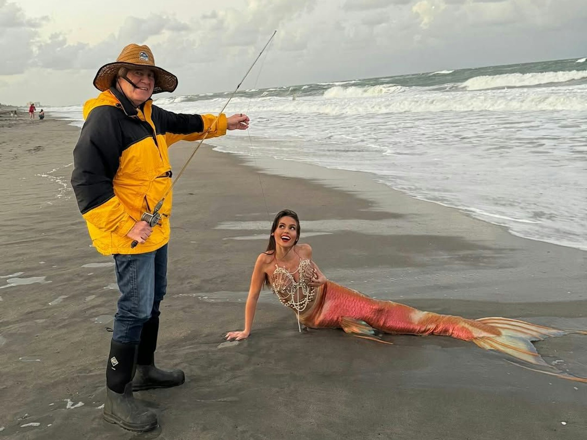 Bill Belichick hat die als Meerjungfrau verkleidete Jordon Hudson an der Angel.