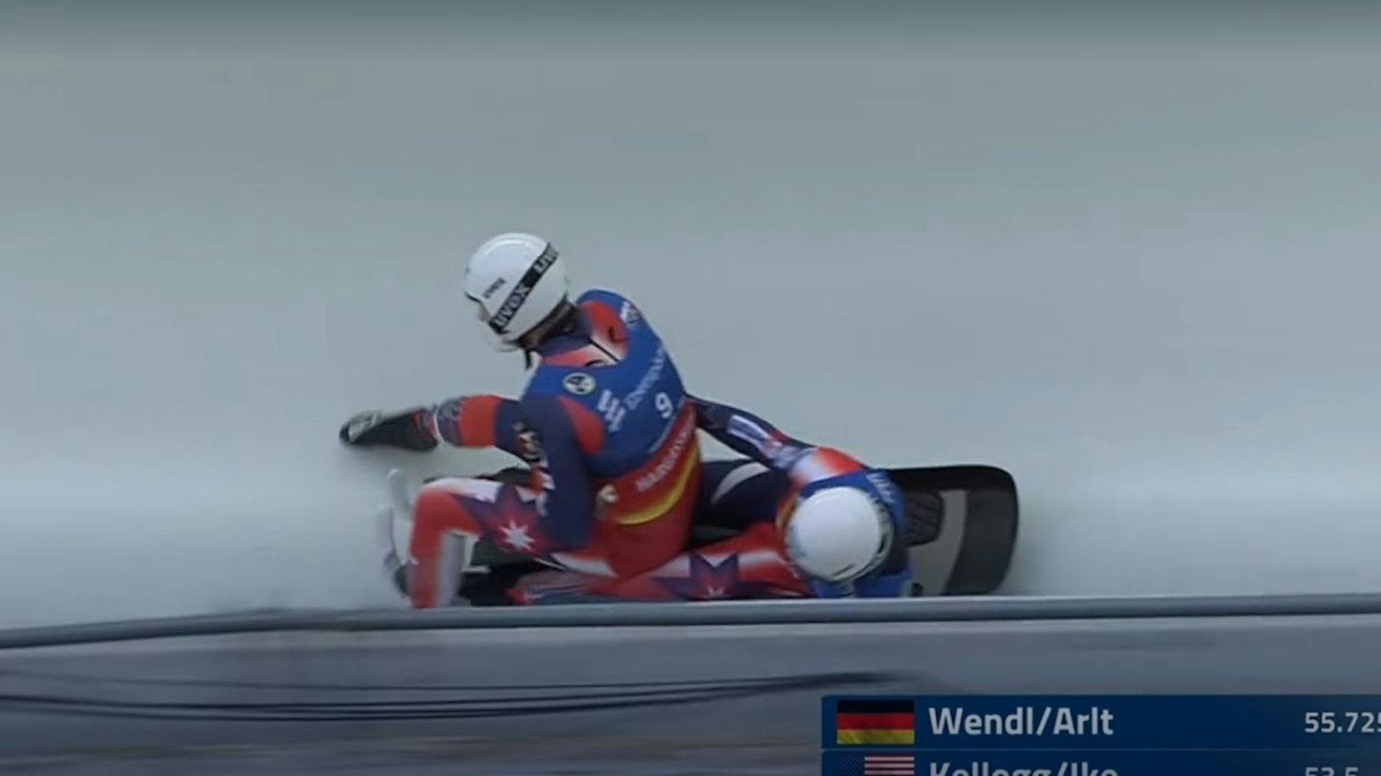 Frank Ike reißt den Schlitten um, um seinem verletzten Teamkollegen Dana Kellogg zu helfen.