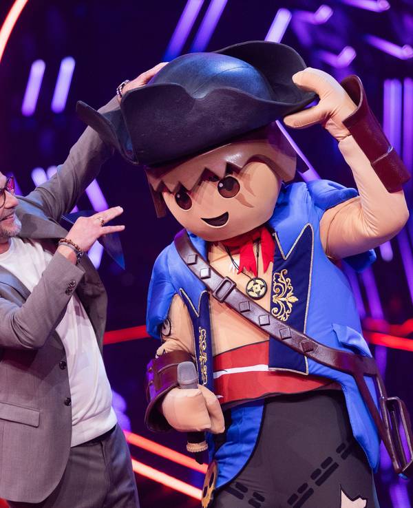 Die Figur «Der Pirat» steht in der Prosieben-Show «The Masked Singer» auf der Bühne neben Moderator Matthias Opdenhövel.