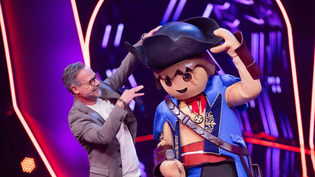 Die Figur «Der Pirat» steht in der Prosieben-Show «The Masked Singer» auf der Bühne neben Moderator Matthias Opdenhövel.