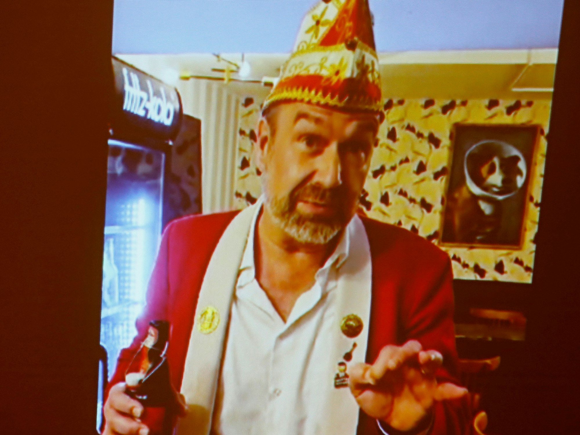 „Der Sitzungspräsident“ Volker Weininger schickte eine Video-Botschaft samt Absage, dass er kein Kanzlerkandidat der „Blauen Partei“ werden will.