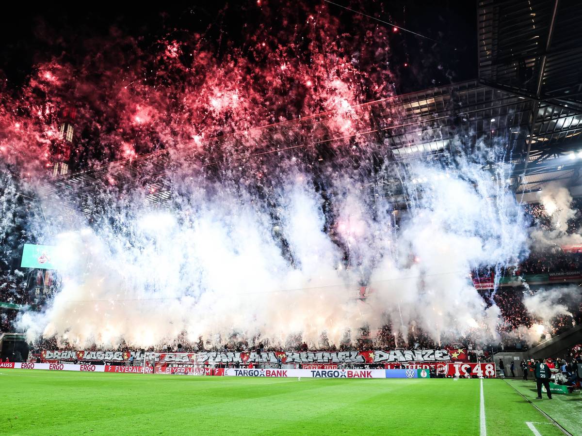 Die Fans des 1. FC Köln feuern vor dem DFB-Pokalspiel gegen Hertha BSC Feuerwerk und Pyro ab.