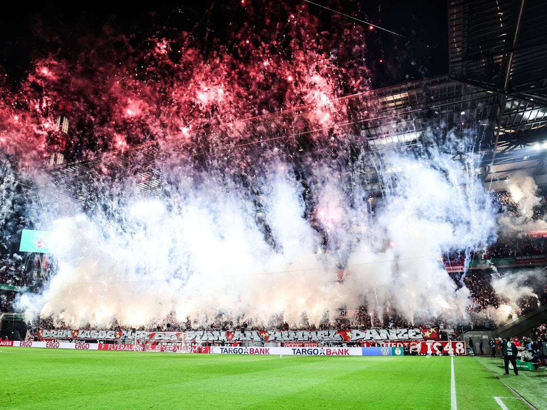 Die Fans des 1. FC Köln feuern vor dem DFB-Pokalspiel gegen Hertha BSC Feuerwerk und Pyro ab.