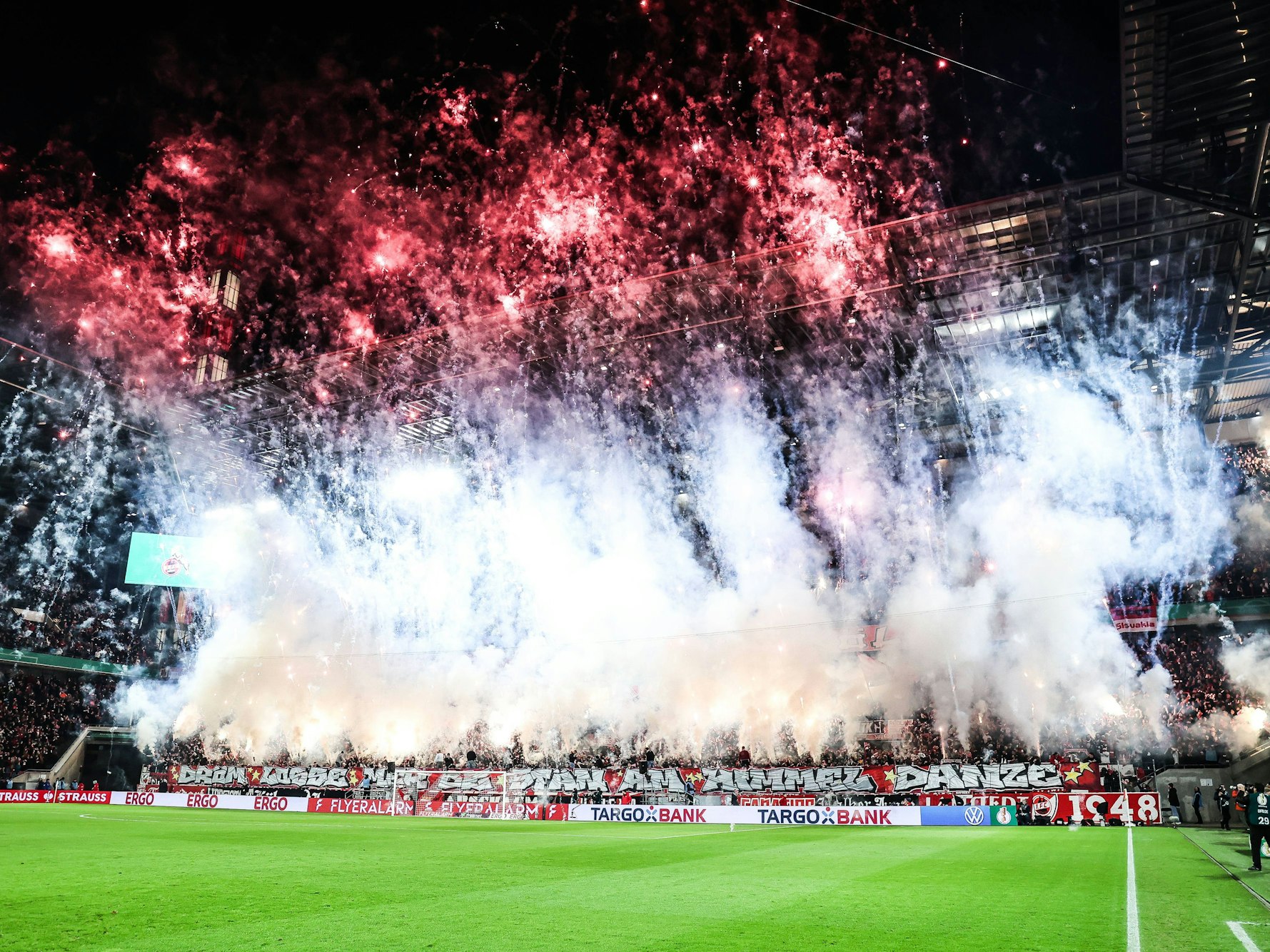 Die Fans des 1. FC Köln feuern vor dem DFB-Pokalspiel gegen Hertha BSC Feuerwerk und Pyro ab.