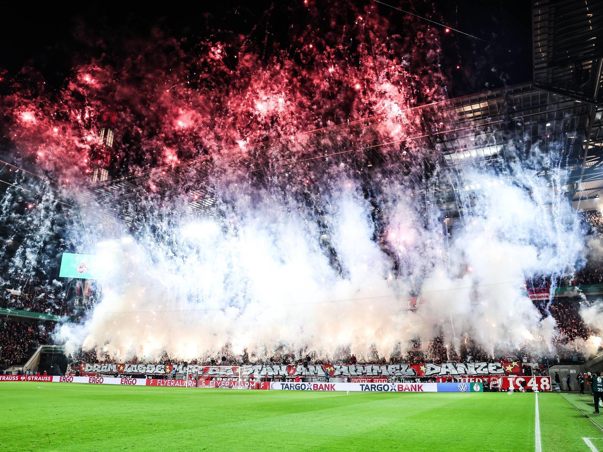 Die Fans des 1. FC Köln feuern vor dem DFB-Pokalspiel gegen Hertha BSC Feuerwerk und Pyro ab.