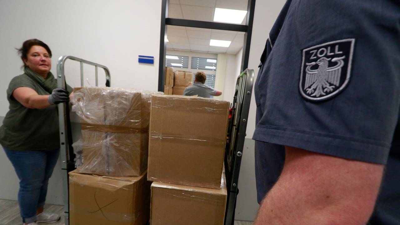 Der Kölner Zoll verlädt im Zollamt in Wahn zehntausende gefälschte Markenklamotten auf Lkw, bringt sie zur Müllverbrennung nach Eschweiler und schmeißt sie da in die Flammen.