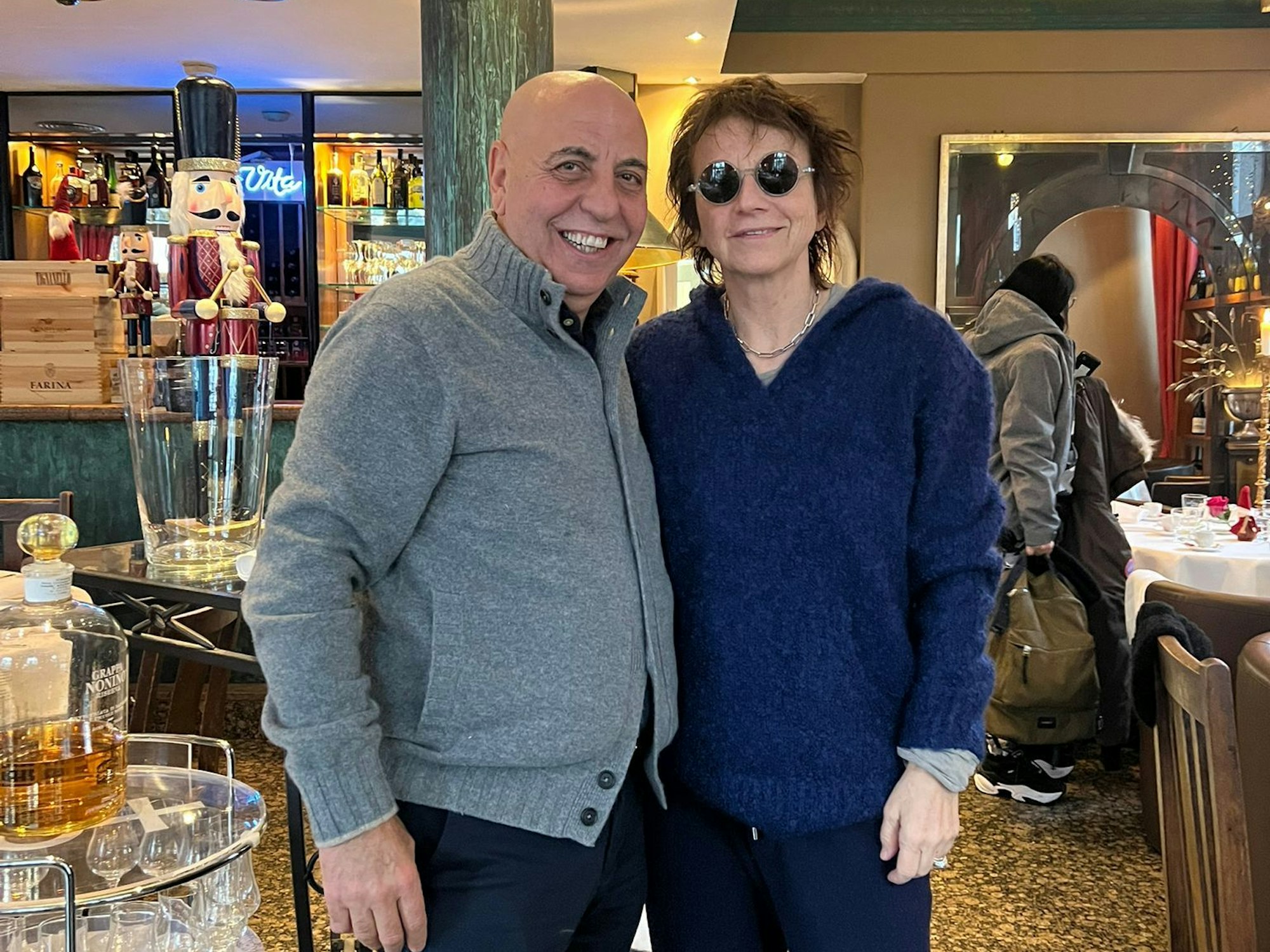 Edel-Gastronom Salvatore Luca mit der italienischen Sängerin Gianna Nannini in seinem Restaurant La Vita
