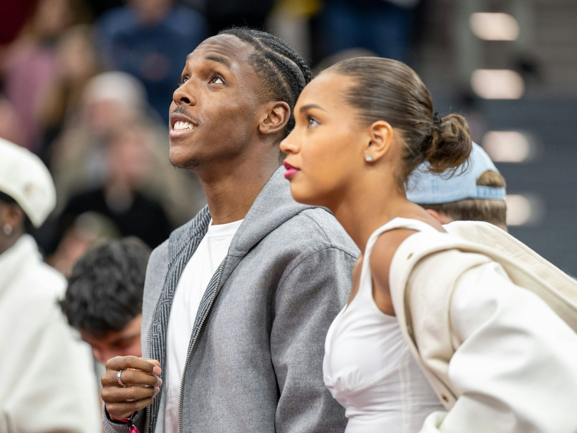 Mathys Tel und Indira Ampiot am Seitenrand bei einem Euroleague-Spiel der Bayern-Basketballer.