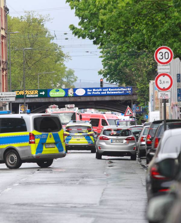 Streifenwagen der Polizei blockiert eine Straße bei einem Einsatz in Köln.
