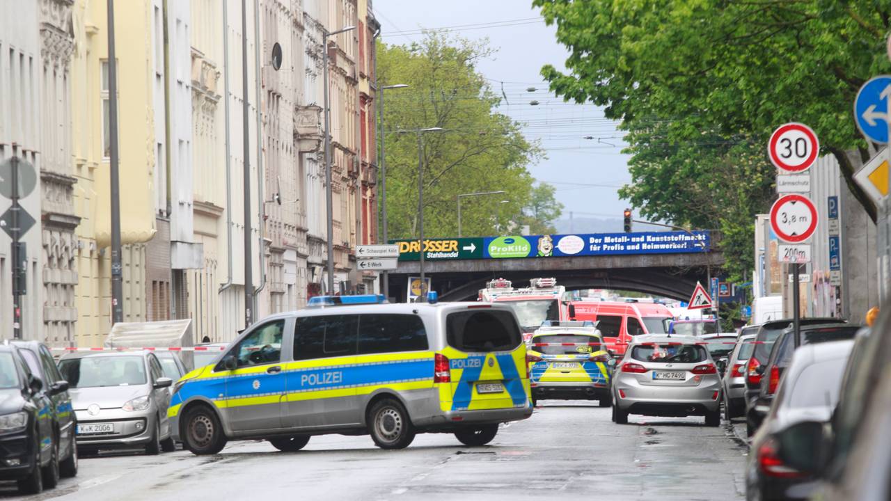 Streifenwagen der Polizei blockiert eine Straße bei einem Einsatz in Köln.
