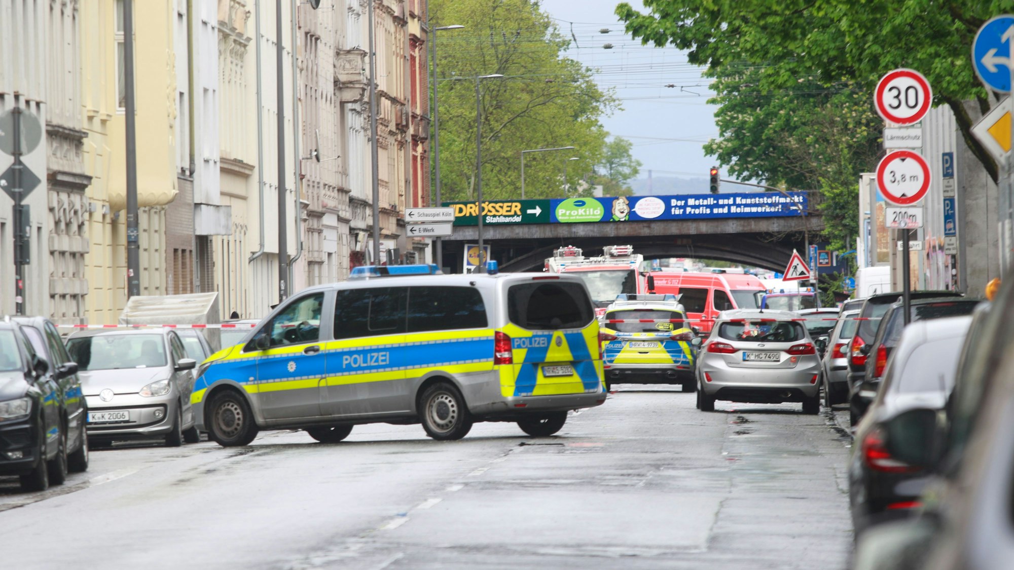 Streifenwagen der Polizei blockiert eine Straße bei einem Einsatz in Köln.