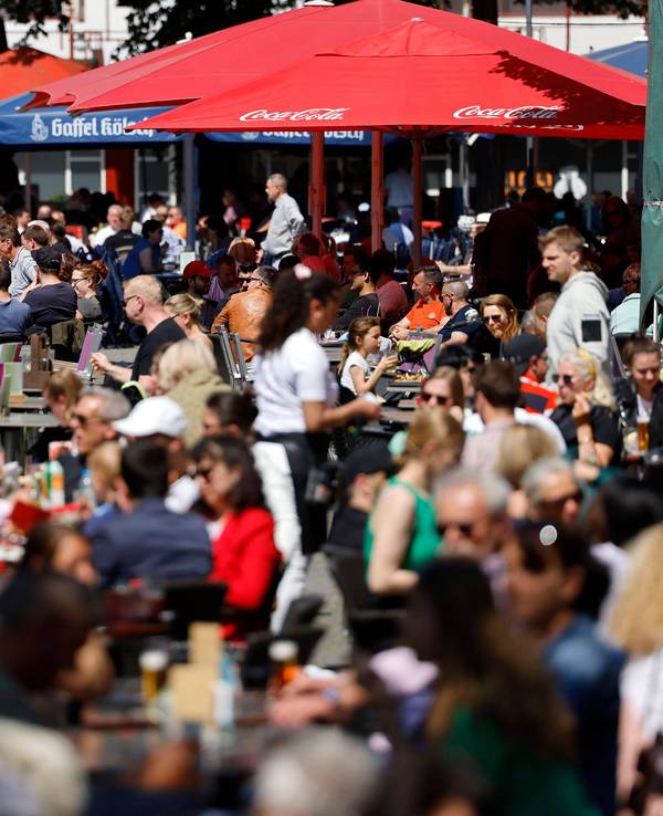 Gäste genießen die Sonne in der Außengastronomie der Bars und Lokale der Kölner Altstadt.