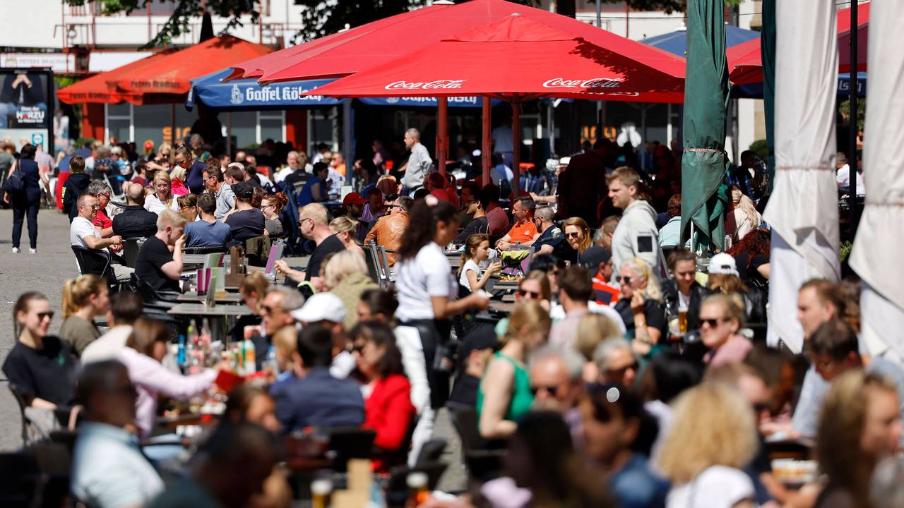 Gäste genießen die Sonne in der Außengastronomie der Bars und Lokale der Kölner Altstadt.