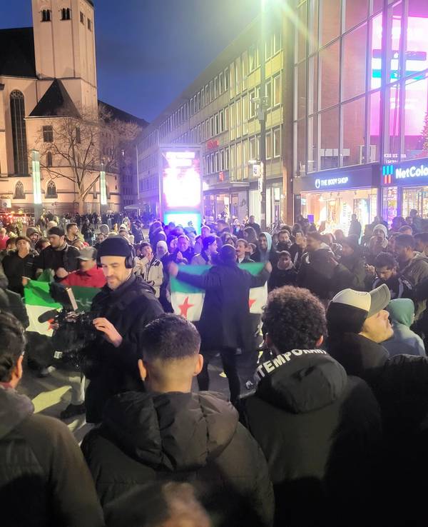 Hunderte Menschen feiern den Assad-Sturz in Köln.