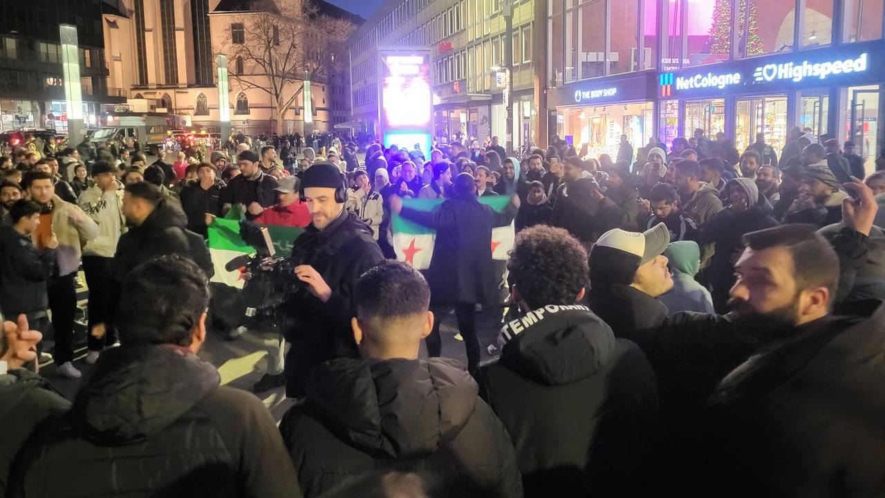 Hunderte Menschen feiern den Assad-Sturz in Köln.