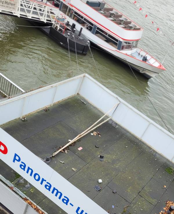Handy und Geldbörsen auf dem Dach des KD-Häuschens am Rheinufer in Köln.